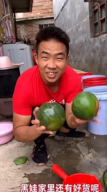 网红吃瓜精神小伙,揭秘“精神小伙”背后的故事