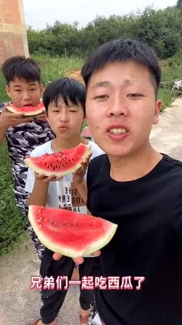 网红吃瓜精神小伙,揭秘“精神小伙”背后的故事