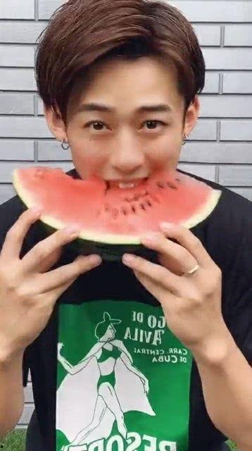 吃瓜网红小哥哥视频,揭秘吃瓜网红小哥哥的爆笑视频幕后