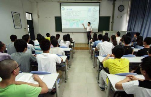 大学生网课忘记关麦吃瓜