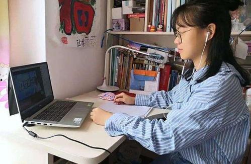 大学生网课忘记关麦吃瓜