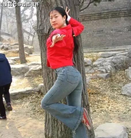 网红吃瓜丑姐姐是谁呀,她的真实身份与走红之路