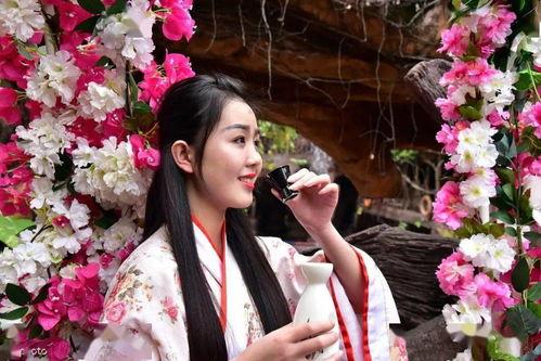 穿古装的吃瓜网红女生,带你领略古风美食魅力