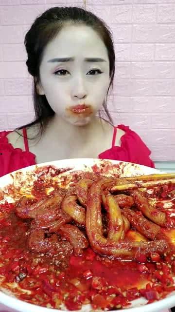 网红小姐姐吃麻辣八瓜鱼